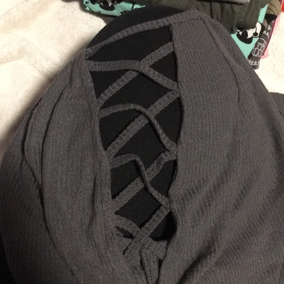 Gray v-beach long sleeve - Picture 2 of 2